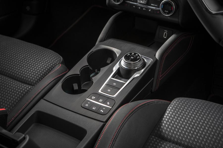 Детали интерьера Ford Focus ST-Line 2018 года  (UK) (фото 3 из 42)